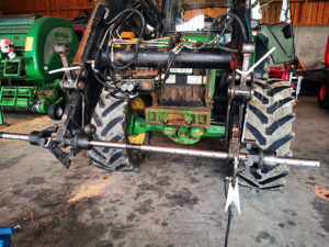 1-john-deere-frontlader-mit-bohrstange-vorbereite-zum-ausspindeln