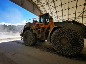 1-radlader-volvo-l350h-bolzensitz-an-schaufel-ausgschlagen