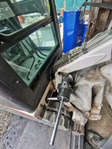 2-bobcat-322-hauptarmhalter-ausspindeln-mit-ws2-für-neue-buchsen