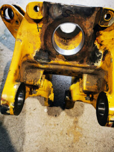 3-eingepresste-buchsen-in-schwenkgelenk-von-komatsu-pc20r-nach-ausspindeln