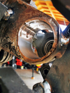 Ausgeschlagene Bohrung nach erstem durchspindeln und-ausschleifen vor dem Aufschweißen