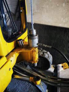 4-buchse-einpressen-in-schwenkgelenkaufnahme-komatsu-pc20r